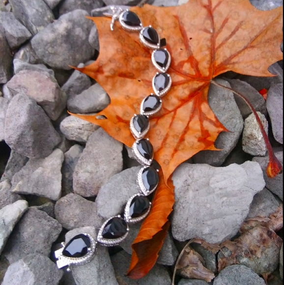 Unsure Jewelry - Black onyx and silver bracelet